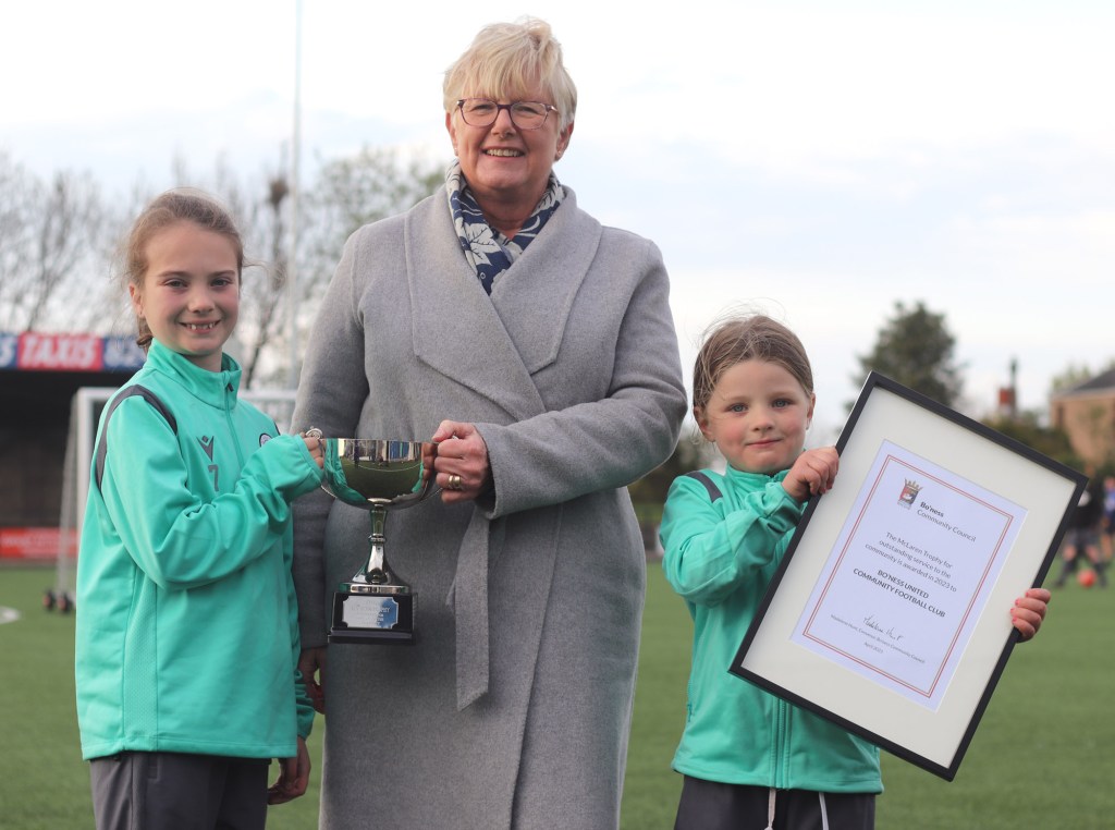 Dr Margot Buchanan presents the trophy.